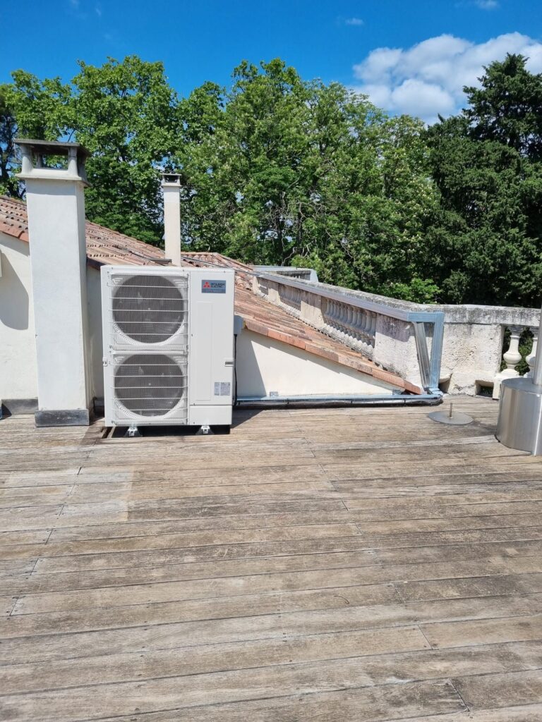 ic-117-galerie_550_1-domaine-de-biar-34-climatisation-chambre-groupe-toiture-20230518190854 instal clim